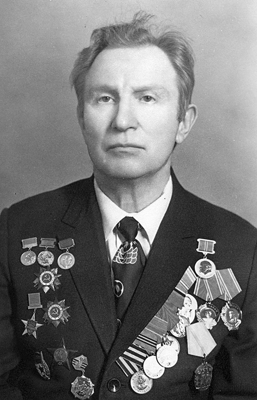 Михаил Гаврилович Слинько с наградами