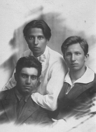 Со школьными друзьями, 1936 год.Слева направо:Михаил Джигит, Борис Волков и Михаил Слинько