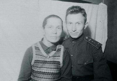 1943 год с матерью во время короткого приезда с фронта
