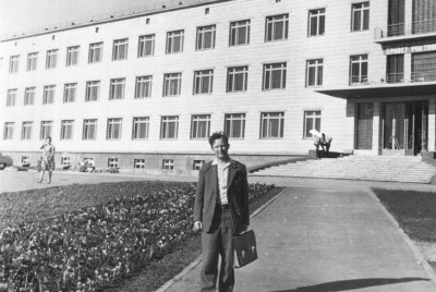 У нового здания Института Катализа, 1963 год