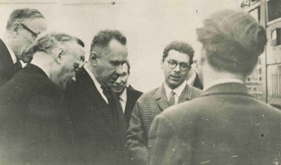А.Н. Косыгин знакомится с результатами отдела моделирования в ИК СО РАН, 1964 г. Слева направо: М.А.Лаврентьев, Г.К.Боресков, А.Н.Косыгин, М.Г.Слинько, В.Б.Скоморохов