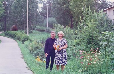 М.Г.Слинько с женой возле коттеджа на улице Воеводского, 2, 1971