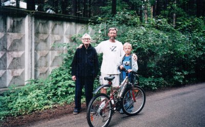 М.Г.Слинько с сыном А.М.Слинько и правнуком Юрой на даче в Кратово, 2006 год
