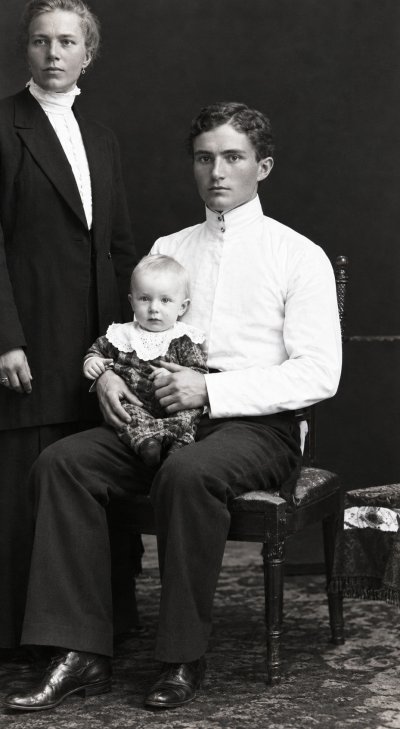 1916 год, с матерью Вассой Гурьяновной и со старшим сводным братом Аркадием