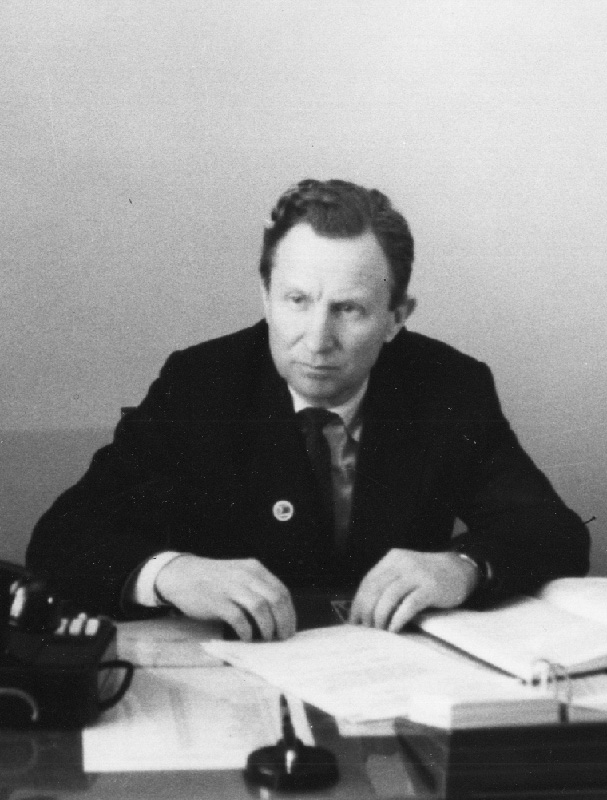 М.Г. Слинько за рабочим столом